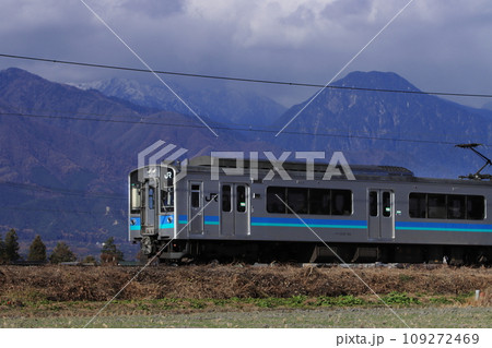 美しい北アルプスの山々に見守られながらのんびりと走る大糸線E127系電車_2023/11/24撮影 美しい北アルプスの山々に見守られながらのんびりと走る大糸線E127系電車_2023/11/24撮影 109272469