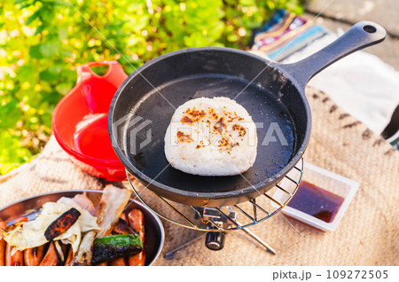 野外で焼くおにぎり 野外で焼くおにぎり 109272505