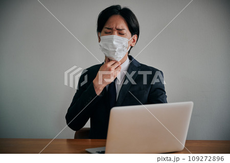 喉が痛くて手で押さえる若い男性会社員 喉が痛くて手で押さえる若い男性会社員 109272896