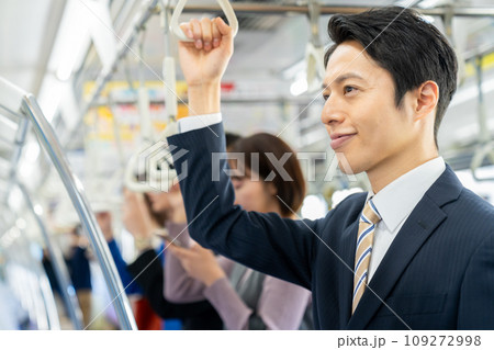 通勤電車のビジネスマン 撮影協力「京王電鉄株式会社」 通勤電車のビジネスマン 撮影協力「京王電鉄株式会社」 109272998