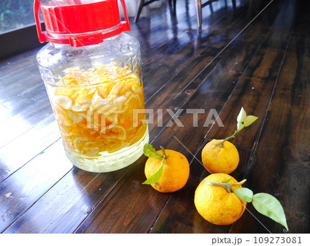 自家製柚シロップと柚子 109273081