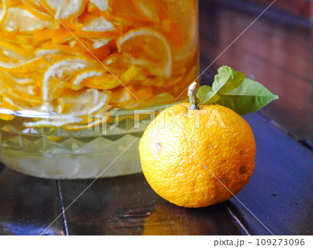 自家製柚シロップと柚子 自家製柚シロップと柚子 109273096