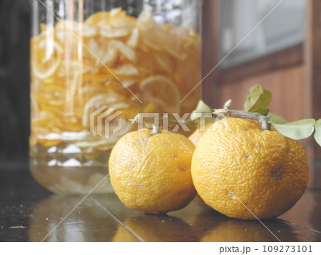 自家製柚シロップと柚子 自家製柚シロップと柚子 109273101