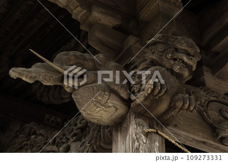 神社の柱の装飾・宮彫り（獏木鼻／獅子木鼻） 109273331