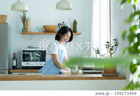 料理をする笑顔の女性 109273468