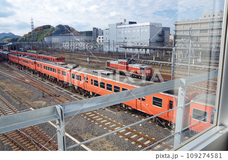 JR米子駅がいなロードの窓から見える車両基地の風景 JR米子駅がいなロードの窓から見える車両基地の風景 109274581