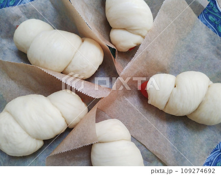 二次発酵後の手作りパン_2 109274692