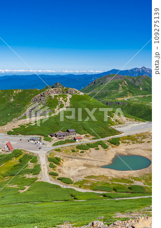 長野県の乗鞍岳の観光登山　魔王岳と鶴ケ池 109275139