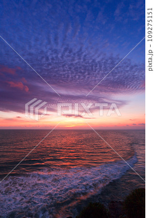 Ocean sunset on rocky coast. Varkala resort, Kerala, India Ocean sunset on rocky coast. Varkala resort, Kerala, India 109275151