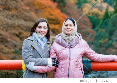 秋の京都を散策する外国人観光客 秋の京都を散策する外国人観光客 109276111