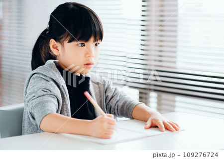 学習塾で勉強をする小学生の女の子。 109276724