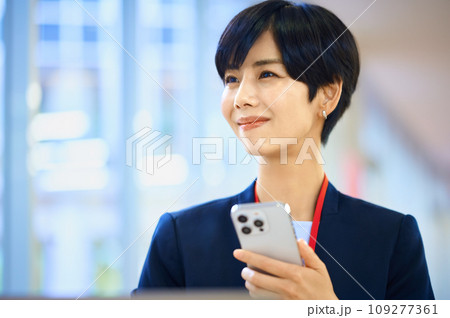 オフィスでスマホを操作するミドルビジネスウーマン 109277361