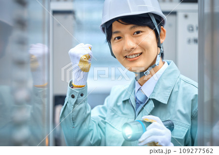 点検作業する作業員 撮影協力：有明教育芸術短期大学 109277562