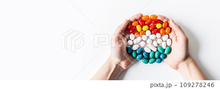 Tablets, medical pills lie in the hands of a man, top view. Health and medicine, prevention and treatment of diseases 109278246