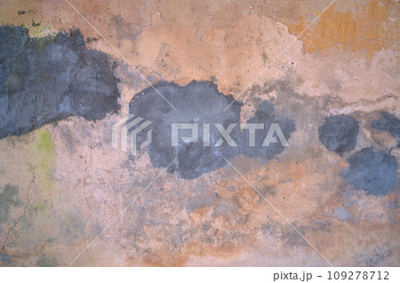 Water damaged ceiling roof in an old house. Water damage building interior. Ceiling house broken. Ceiling concrete crack and exposed the rusty steel bar frame 109278712