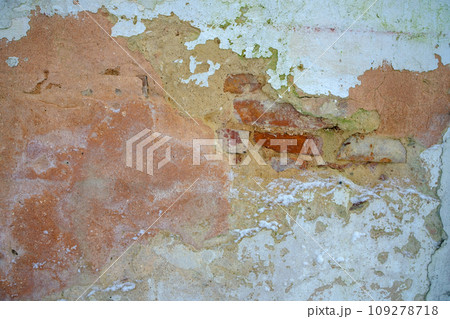Water damaged ceiling roof in an old house. Water damage building interior. Ceiling house broken. Ceiling concrete crack and exposed the rusty steel bar frame. 109278718