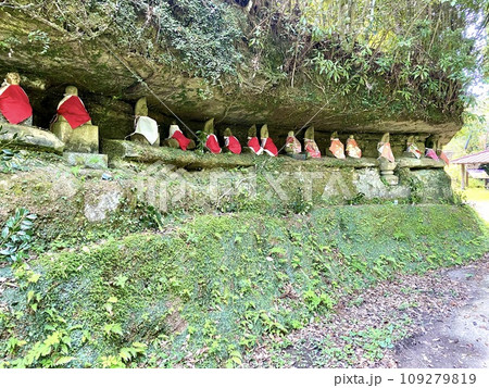 天草 鬼の城公園「キリシタン墓碑」のお地蔵さん 天草 鬼の城公園「キリシタン墓碑」のお地蔵さん 109279819