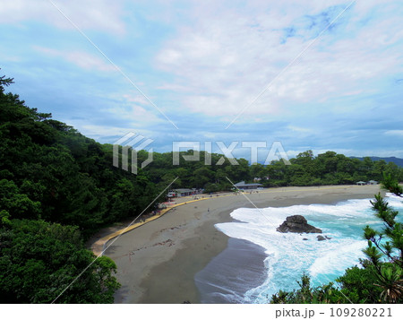 竜王岬より望む桂浜(高知県高知市) 109280221