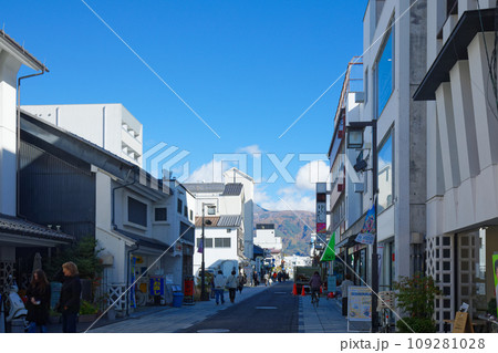 松本城近くの中町通り商店街　町並み 109281028