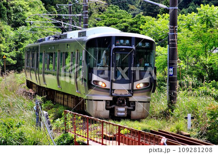 捕鯨の町… きのくに線『太地駅』へ入線する『サイクルトレイン』227系1000番台 捕鯨の町… きのくに線『太地駅』へ入線する『サイクルトレイン』227系1000番台 109281208