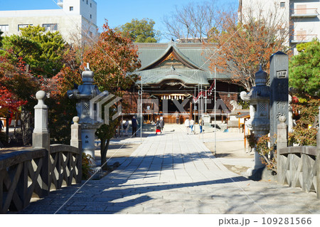 四柱神社の紅葉　なわて通り商店街 109281566