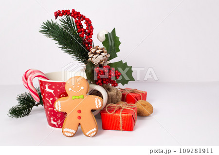 Gingerbread men, cup, Christmas trees, pine cone, nut on white background 109281911