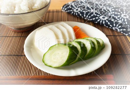 きゅうりと大根、にんじんの糠漬け　ぬか漬けとご飯 109282277