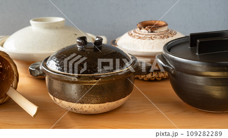 並んだ土鍋いろいろ 109282289