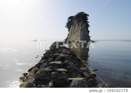 早朝の見附島 2023年5月 早朝の見附島 2023年5月 109282579