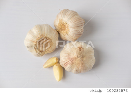 A large head of garlic on a white background 109282678