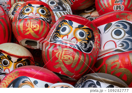 少林山達磨寺　本堂に奉納されたダルマ 109282777