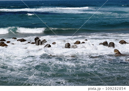日本海の荒波と消波ブロック 109282854