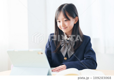 タブレットで学習をする女の子 109283068