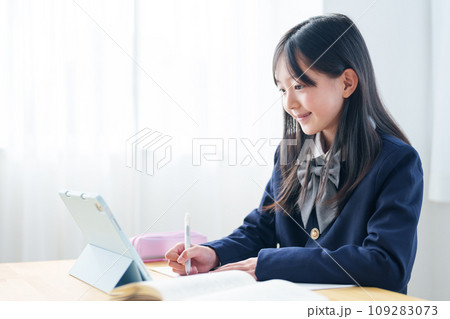 タブレットで学習をする女の子 タブレットで学習をする女の子 109283073