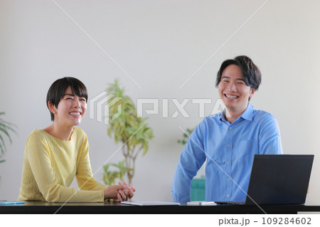 予想外の解決策が見つかって大笑いするクリエイター男女3 予想外の解決策が見つかって大笑いするクリエイター男女3 109284602