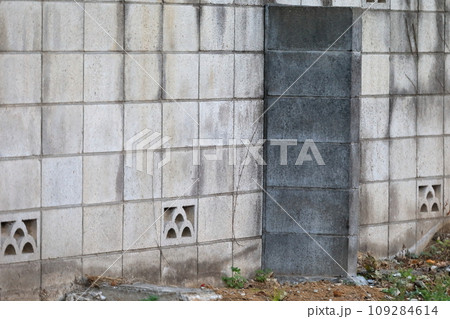 控え壁のあるブロック塀 109284614