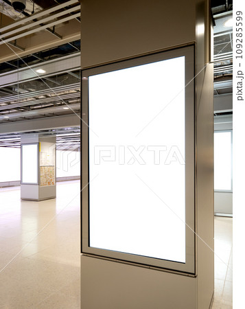 地下街に設置されたデジタルサイネージ 地下街に設置されたデジタルサイネージ 109285599