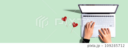 Laptop computer with heart cushions 109285712