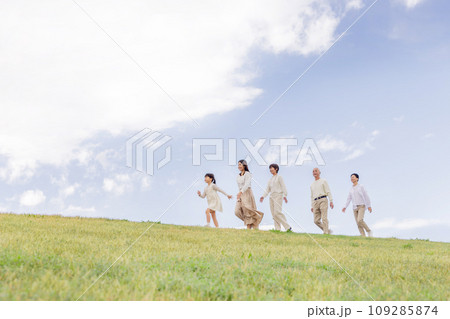 土手を歩く3世代家族・三世代家族 109285874