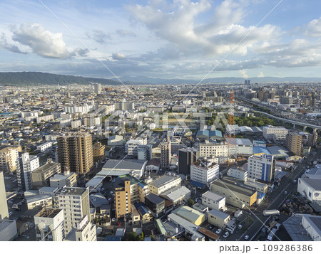 大阪府東大阪市からの街並み 109286386