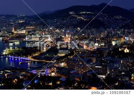 鍋冠山公園展望台からの長崎市内の夜景 109286387