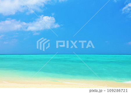 沖縄　夏の青空と池間島の海 109286721