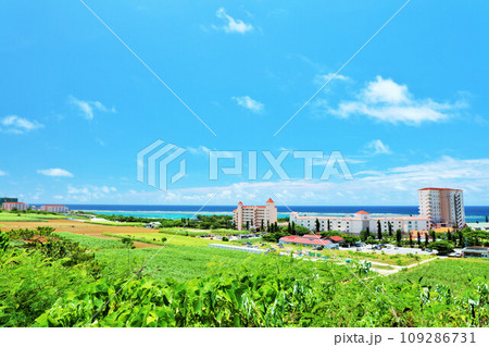 沖縄　宮古島　夏の青空とリゾート風景 109286731