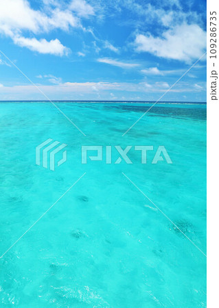 沖縄　宮古島　夏の青空と海 109286735