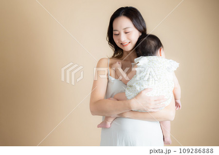 赤ちゃんを抱く女性 109286888