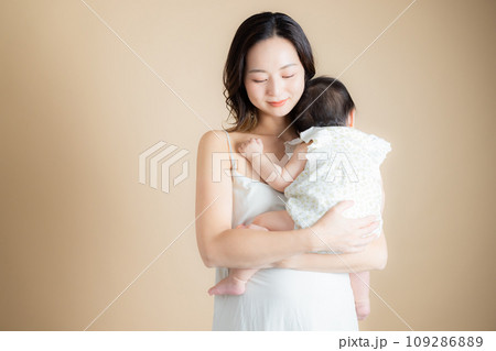 赤ちゃんを抱く女性 109286889