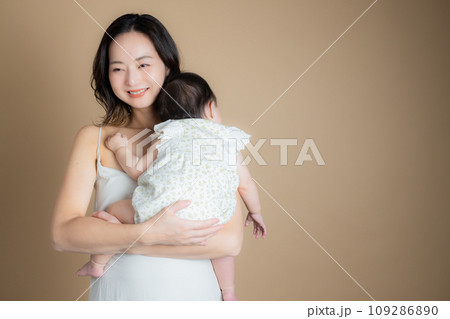 赤ちゃんを抱く女性 109286890