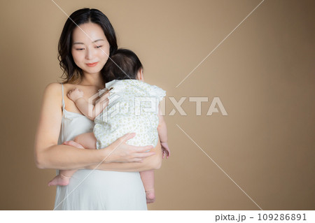 赤ちゃんを抱く女性 109286891