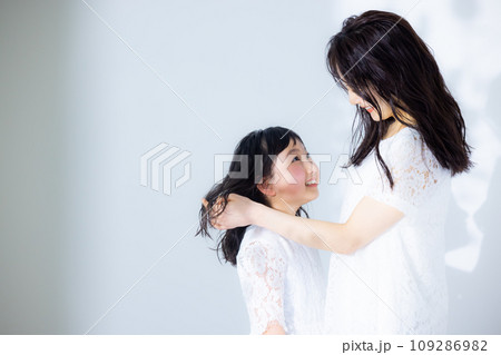 母親に抱きつく女の子 母親に抱きつく女の子 109286982