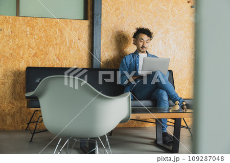 シェアオフィスで仕事をする男性　 109287048